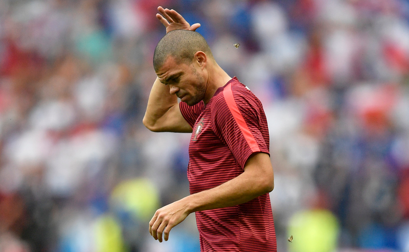 Pepe espanta a un par de polillas antes del partido. Imagen: Martin Meissner / AP